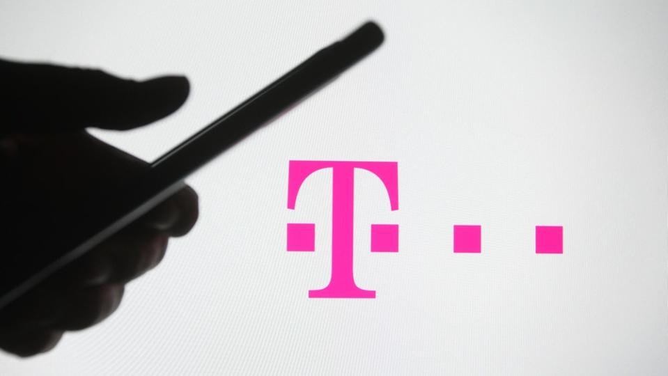 How To Earn $500 A Month From T-Mobile US Stock Ahead Of Q1 Earnings Report