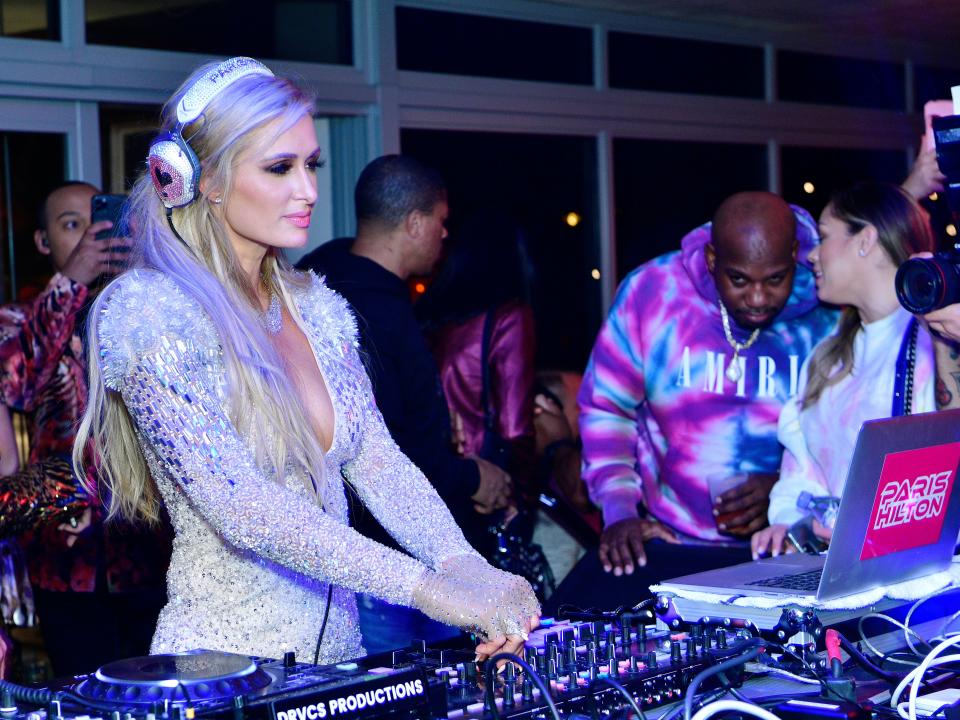 Paris Hilton djing