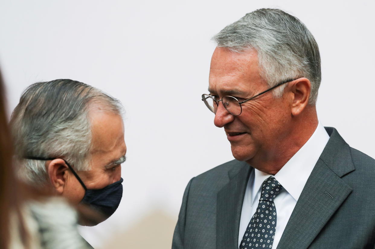 Ricardo Salinas Pliego conversando con Alfonso Romo, exjefe de la oficina del presidente López Obrador.  (REUTERS/Henry Romero)