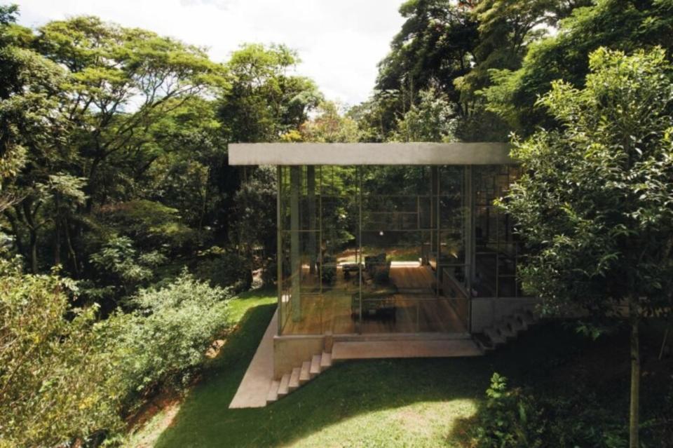 <p>Esta casa de cristal, conocida como <em>Library House</em>, se encuentra escondida en medio de la naturaleza a las afueras de la ciudad brasileña de Vinhedo, en el interior del estado de Sao Paulo. (Foto: <a rel="nofollow noopener" href="http://atelierbranco.com/vinhedo/" target="_blank" data-ylk="slk:Atelier Branco Arquitetura;elm:context_link;itc:0;sec:content-canvas" class="link ">Atelier Branco Arquitetura</a>). </p>