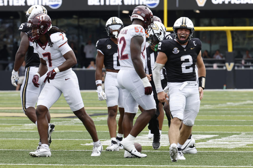 NASHVILLE, TN - 31 augustus: Vanderbilt Commodores quarterback Diego Pavia (2) schreeuwt na het scoren van een eerste down tijdens de wedstrijd tussen de Vanderbilt Commodores en de Virginia Tech Hokies op 31 augustus 2024 in het FirstBank Stadium in Nashville, Tennessee. (Foto door Matthew Maxey/Icon Sportswire via Getty Images)