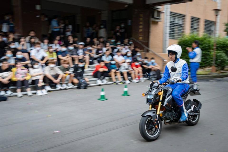 ▲「HONDA TAIWAN安駕中心」與中警前進校園宣導交通安全，並讓學生體驗安全駕駛(HONDA TAIWAN安駕中心網站)