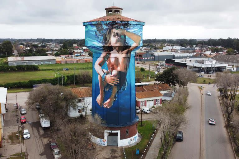 El mural de Martín Ron, en la torre de agua de Miramar