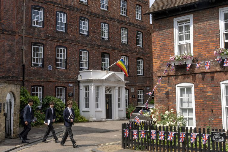 Una bandera LGTB al frente de un edificio de Eton