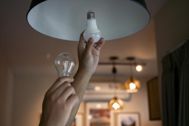 La clásica bombilla de Philips ahora inteligente y tecnología LED