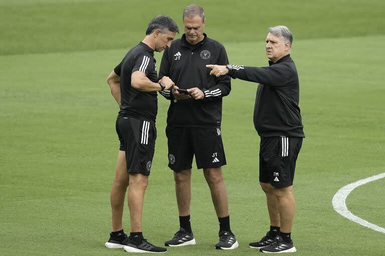 Gerardo Martino conversa con sus asistentes durante el último entrenamiento de Inter Miami en Monterrey