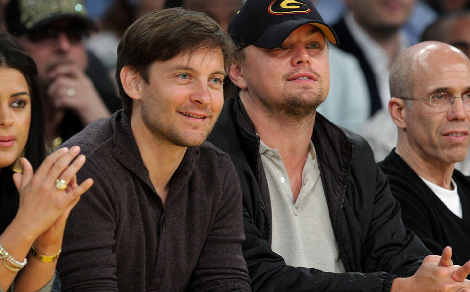 LOS ANGELES, CA - 27 DE ABRIL: Leonardo DiCaprio y Tobey Maguire asisten al partido Los Angeles Lakers vs Utah en el Staples Center el 27 de abril de 2009 en Los Angeles, California. (Foto de Noel Vásquez/Getty Images)