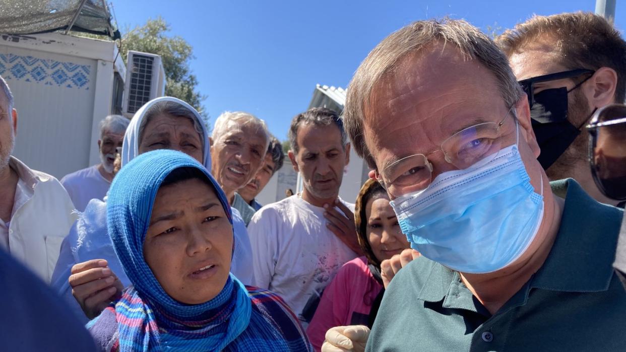 NRW-Ministerpräsident Armin Laschet, hier im Lager Kara Tepe, hat einen Besuch im Moria-Camp aus Sicherheitsgründen abgebrochen.