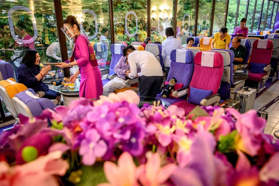 Abren en Tailandia un restaurante con asientos y comida de avión