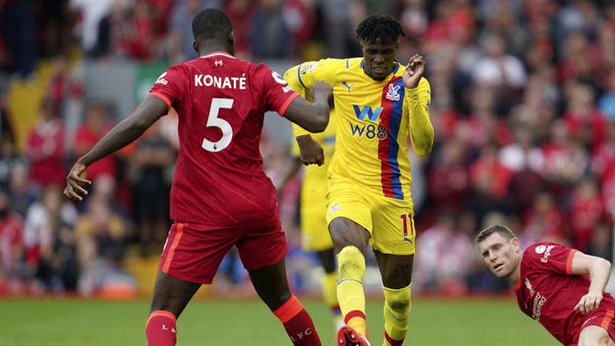 Pada menit ke-19 Wilfried Zaha terjatuh akibat kontak dari Ibrahima Konate di dalam kotak penalti. Namun wasit memutuskan bukan sebuah pelanggaran. (AP/Jon Super)