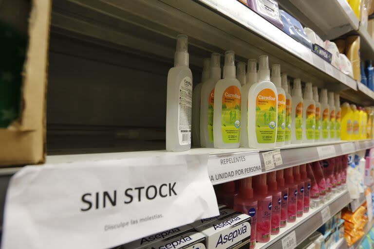 "Sin stock", el aviso más común para los repelentes, espirales y tabletas en góndolas y farmacias del AMBA desde hace una semana - Créditos: @Alejandro Guyot