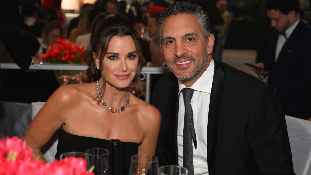 Kyle Richards speaks on co-parenting with Mauricio Umansky.