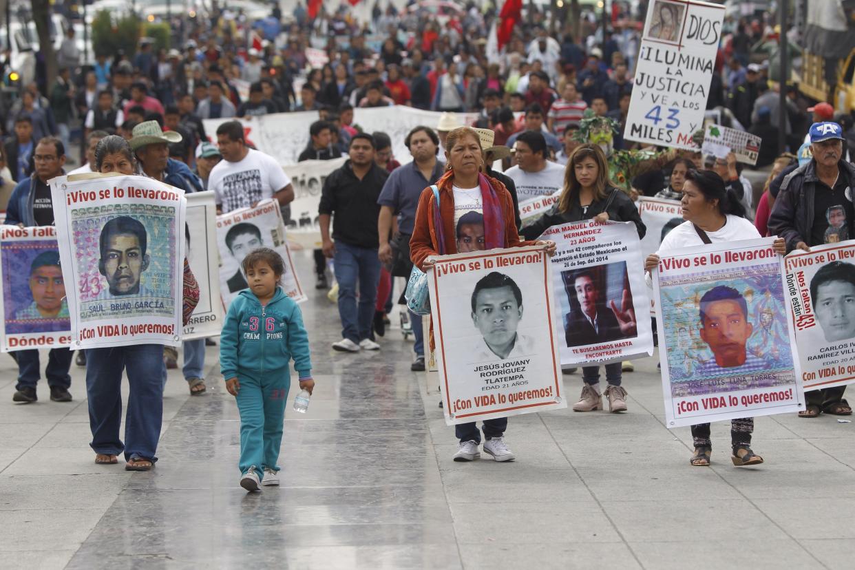 Patrick Ball ha dedicado su vida a encontrar desaparecidos y condenar a los culpables. Uno de sus retos actuales es detectar las fosas comunes en territorio méxicano. En la gráfica, familiares de los 43 estudiantes de la Escuela de Ayotzinapa, desaparecidos el 26 de septiembre de 2014, realizaron una peregrinación a la Basílica de la Guadalupe al cumplirse 51 meses de su desaparición, en Ciudad de México (México). (EFE/Sáshenka Gutiérrez)