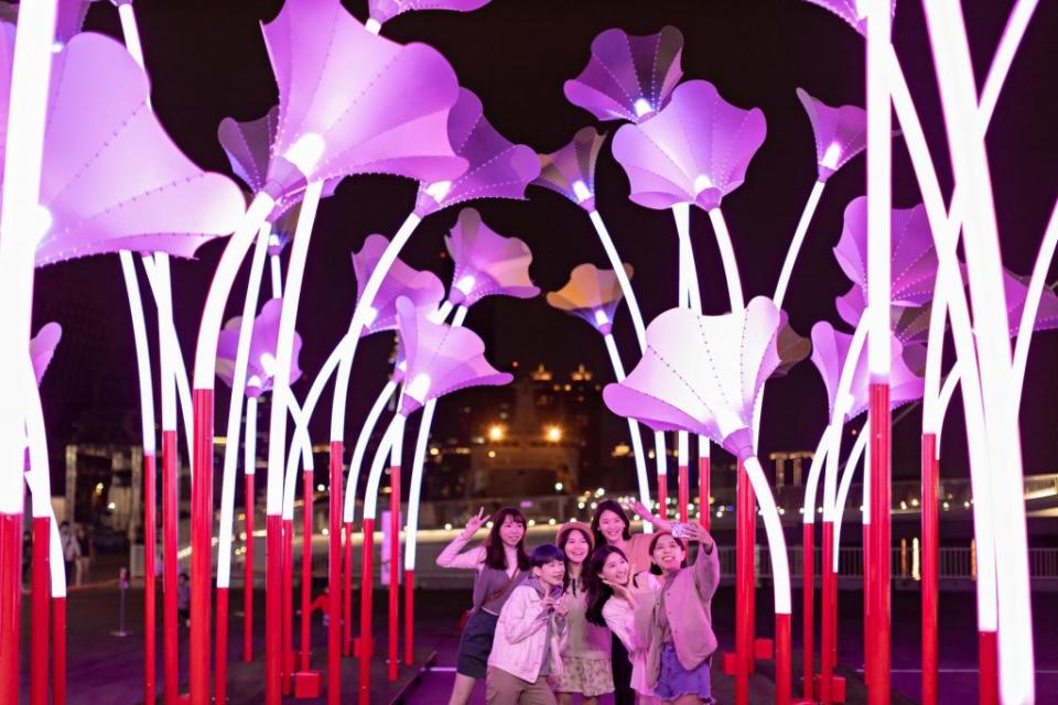 「2022台灣燈會在高雄」最新公布的作品「巨人的夢幻花園」，昨晚一登場即吸引民眾駐足觀看及打卡拍照。 （記者王正平攝）