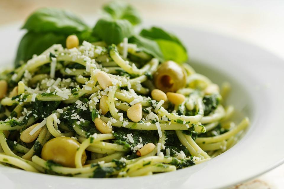 Nudeln kochen und ein halbes Glas Pesto darüber leeren, fertig ist die gesunde Mittags-Mahlzeit. Leider Fehlanzeige: Pesto enthält die Fettbomben Parmesan und Pinienkerne. Außerdem wird Fertig-Pesto aus dem Supermarkt oft mit billigem Sonnenblumenöl statt hochwertigem Olivenöl hergestellt, teilweise werden auch künstliches Aroma und Zucker beigemischt. Pesto selbst herstellen wäre hier definitiv eine Alternative. (Bild: iStock / nerudol)