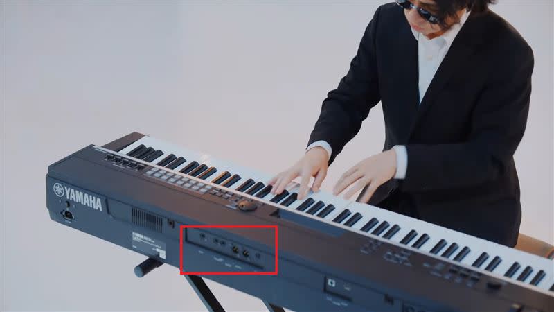 玩家發現電子琴沒有插電卻依舊有聲音。（圖／翻攝自原神）