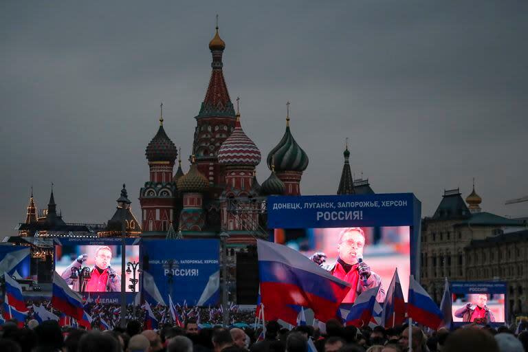 El actor ruso Ivan Okhlobystin se refleja en miles de pantallas durante un discurso celebrando la 