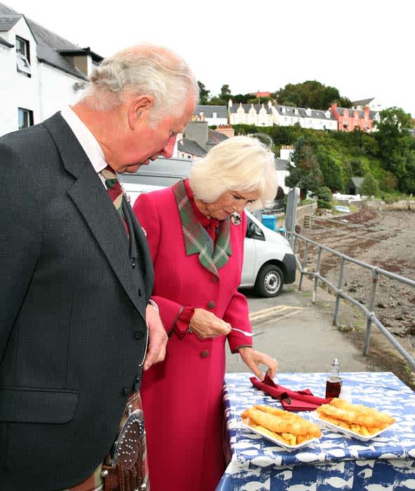 prince-charles-and-camilla-fish-and-chips