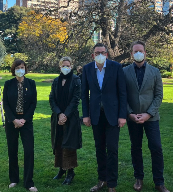 Premier Daniel Andrews posing alongside Minister for Health Mary-Anne Thomas, Deputy CEO for cohealth Chris Turner, and a representative from Monash Health. All are N95 wearing face masks.