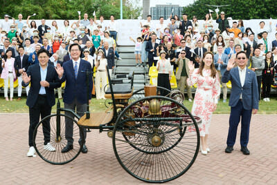 Gold Coast Motor Festival正式揭幕，由多位嘉賓主持開幕典禮，包括香港特別行政區政府財政司副司長黃偉綸先生，GBS，JP（左二）、行政會議成員劉業強先生，SBS ，MH ，JP（右一）、立法會議員霍啟剛先生，JP（左一）及信和集團非執行董事黃敏華女士（右二）。