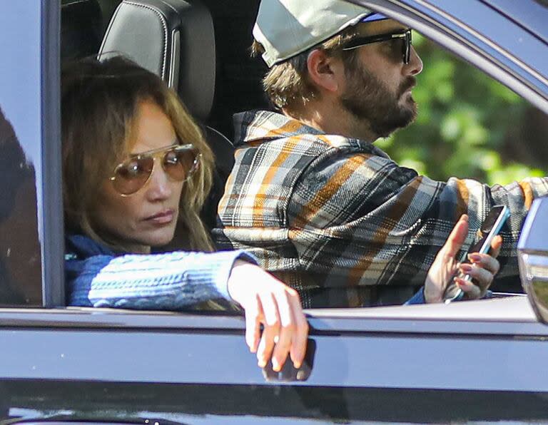 No son buenos días para Jennifer Lopez. Luego de su escandalosa separación de Ben Affleck, la actriz y cantante quedó salpicada por la situación judicial de Diddy Combs, quien fue su pareja. Y la imagen así lo demuestra: JLo no pudo ocultar su fastidio cuando al salir de un hotel en Beverly Hills le preguntaron si creía que el rapero es culpable de los cargos por los que fue acusado: crimen organizado, tráfico sexual y transporte con fines de prostitución. Mientras tanto, algunos esperan que sea llamada a testificar