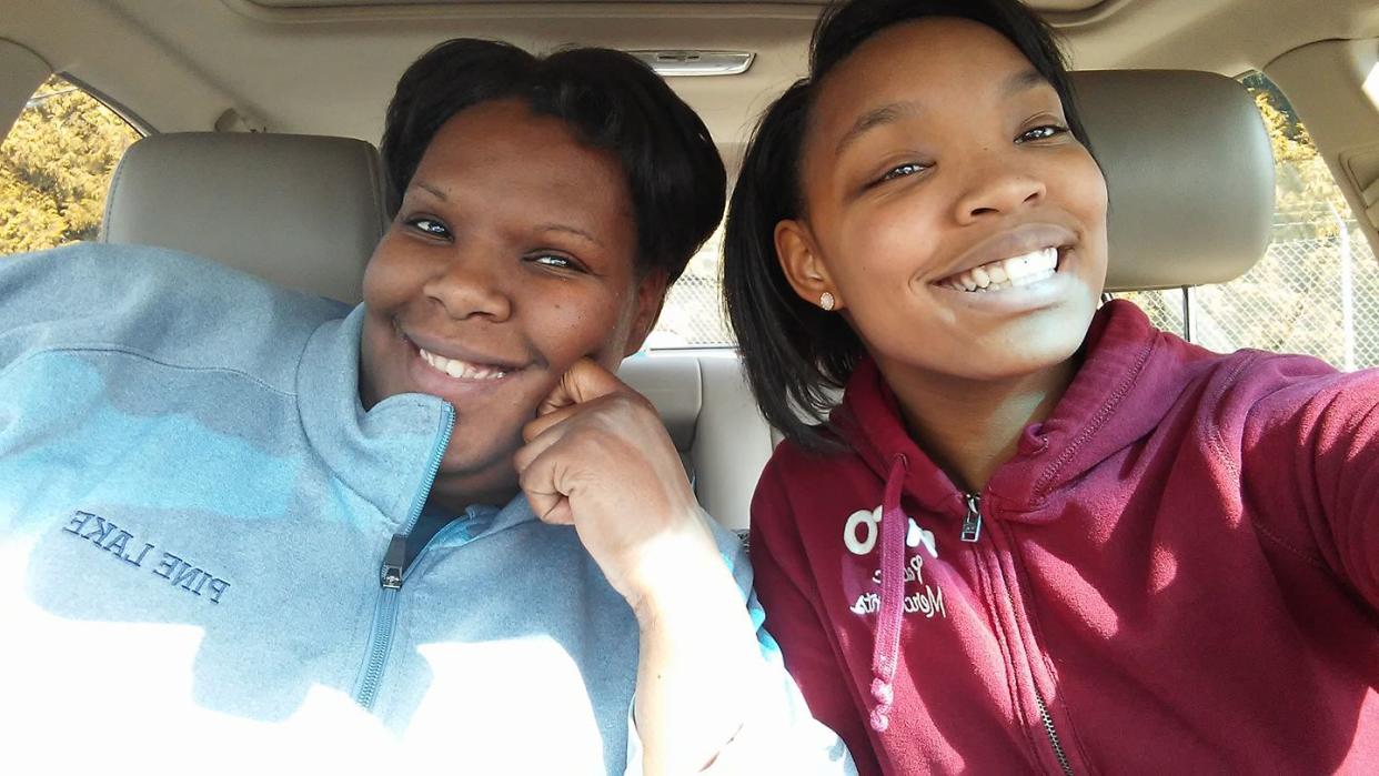 High school junior <span>Chanese Knox (right) </span>was suspended for her reaction to being called the N-word at school. (Photo: Courtesy of Diannia Merriett)