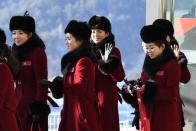 <p>Aquí un nutrido grupo de estas animadoras buscando su asiento en el Estadio Inje, que es una pista de pruebas de velocidad y hotel al mismo tiempo, al norte de la ciudad de Pyeongchang. </p>