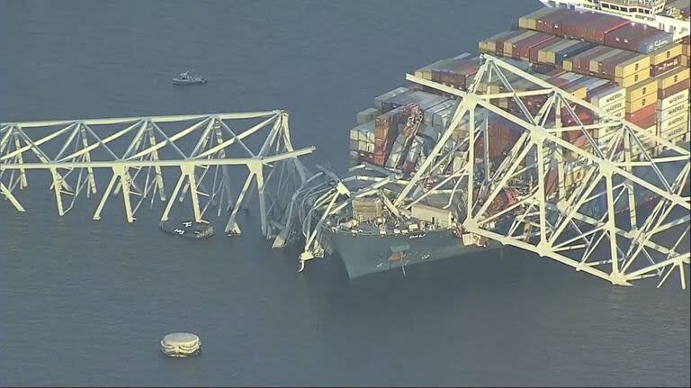 El impacto del carguero Dali provocó el colapso del puente Francis Scott Key Bridge, en Baltimore. (WJLA via AP)