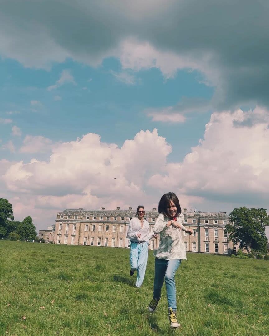 Dolores Barreiro junto a su hija en Inglaterra