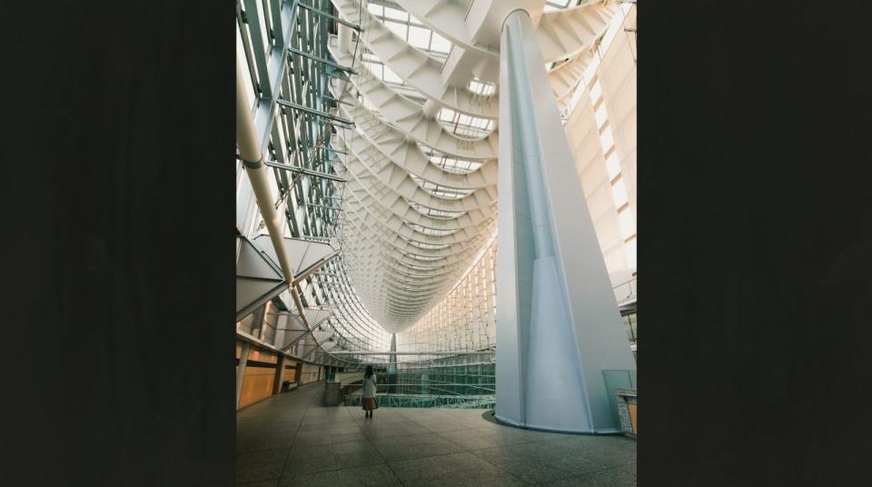 東京國際會議中心（Tokyo Forum）的結構設計內部宛若飛船的龍骨，足足有120公尺長，竟只用兩根柱子完成。(公視提供）