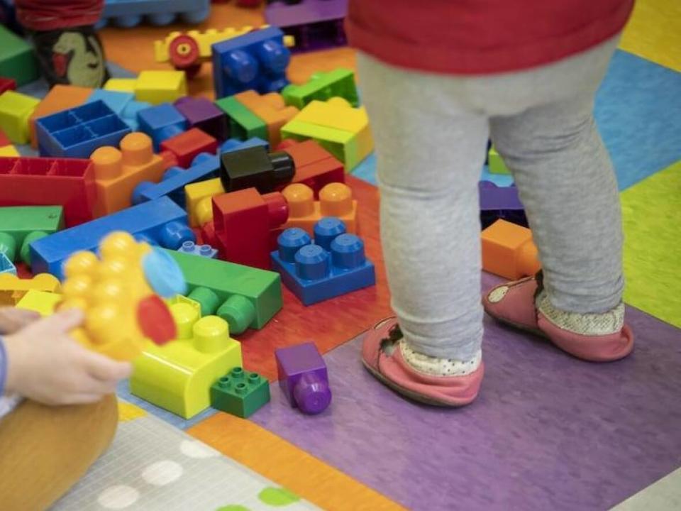 Parents have been scrambling for child-care arrangements as the Omicron wave hits daycares across the province. (Ivanoh Demers/Radio-Canada - image credit)