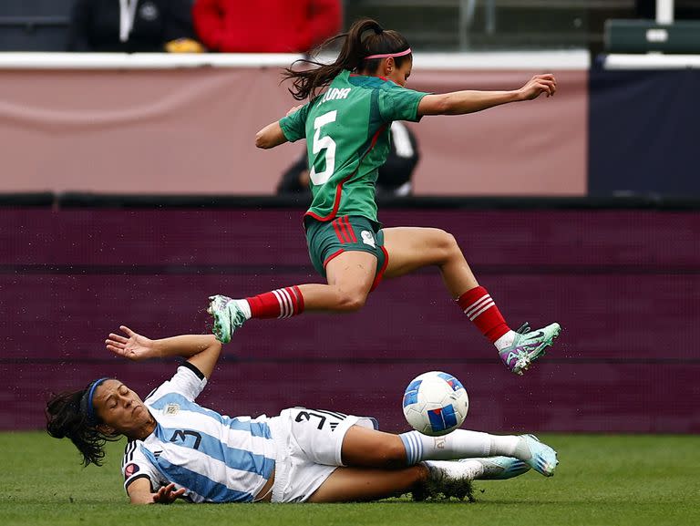 Karen Luna controla el balón frente a Eliana Stabile en el partido de la Copa de Oro Concacaf en Carson, California