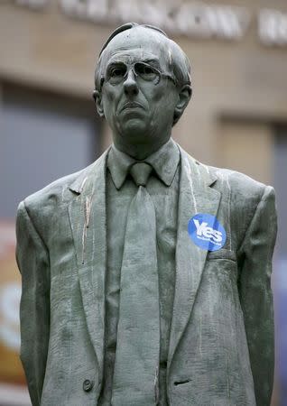 A 'Yes' campaign sticker is seen on the statue of Donald Dewar, the first Scottish First Minister, in Glasgow, in Scotland September 17, 2014. REUTERS/Paul Hackett