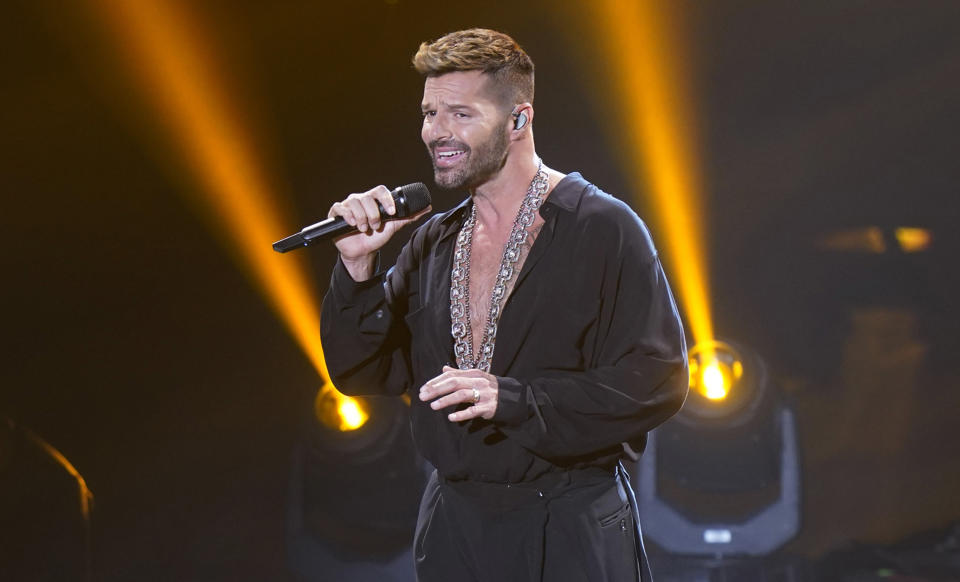 Ricky Martin se ha convertido en un líder de opinión que lucha por los derechos de la comunidad LGBTQ. En la imagen, el cantante puertorriqueño canta durante los premios Latin Grammy realizados en noviembre de 2020. (AP)