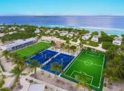 Los que prefieren practicar deporte al aire libre pueden hacerlo en las pistas de tenis, pádel y fútbol. (Foto: <a href="http://www.emerald-maldives.com/media-gallery.html" rel="nofollow noopener" target="_blank" data-ylk="slk:Emerald Maldives Resort & Spa;elm:context_link;itc:0;sec:content-canvas" class="link ">Emerald Maldives Resort & Spa</a>).