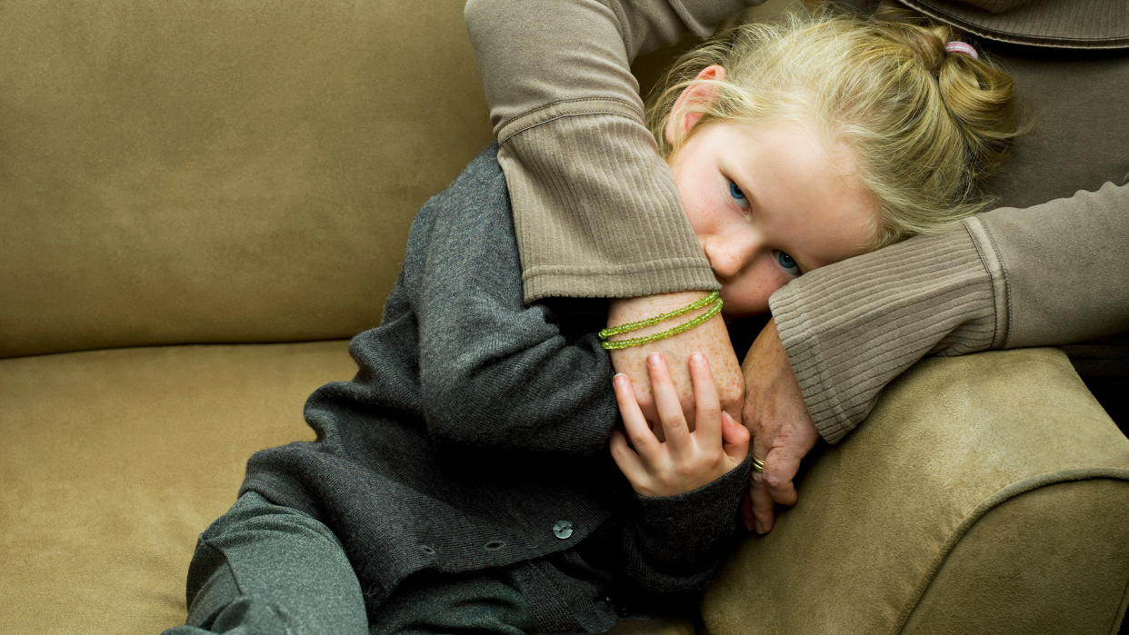 Here's how experts recommend disclosing a cancer diagnosis to kids. (Photo: Getty)