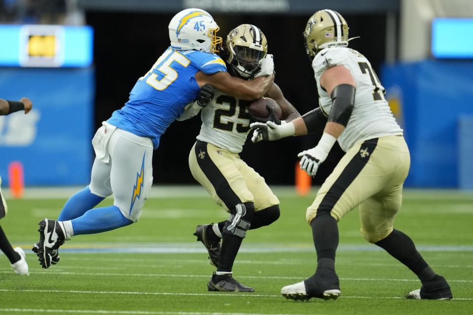 Tuli Tuipulotu tackles Kendre Miller.