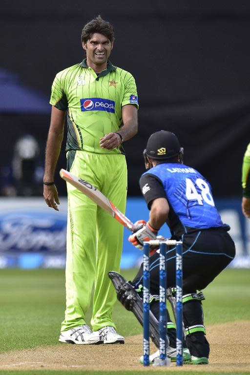 Pakistan's Mohammad Irfan (L) reacts to a missed catch on New Zealand's Tom Latham during the first ODI in Wellington on January 31, 2015