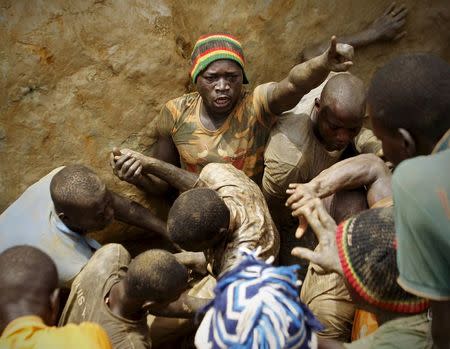 Prospectors quarrel as they search for gold at a gold mine near the village of Gamina, in western Ivory Coast, March 17, 2015. REUTERS/Luc Gnago