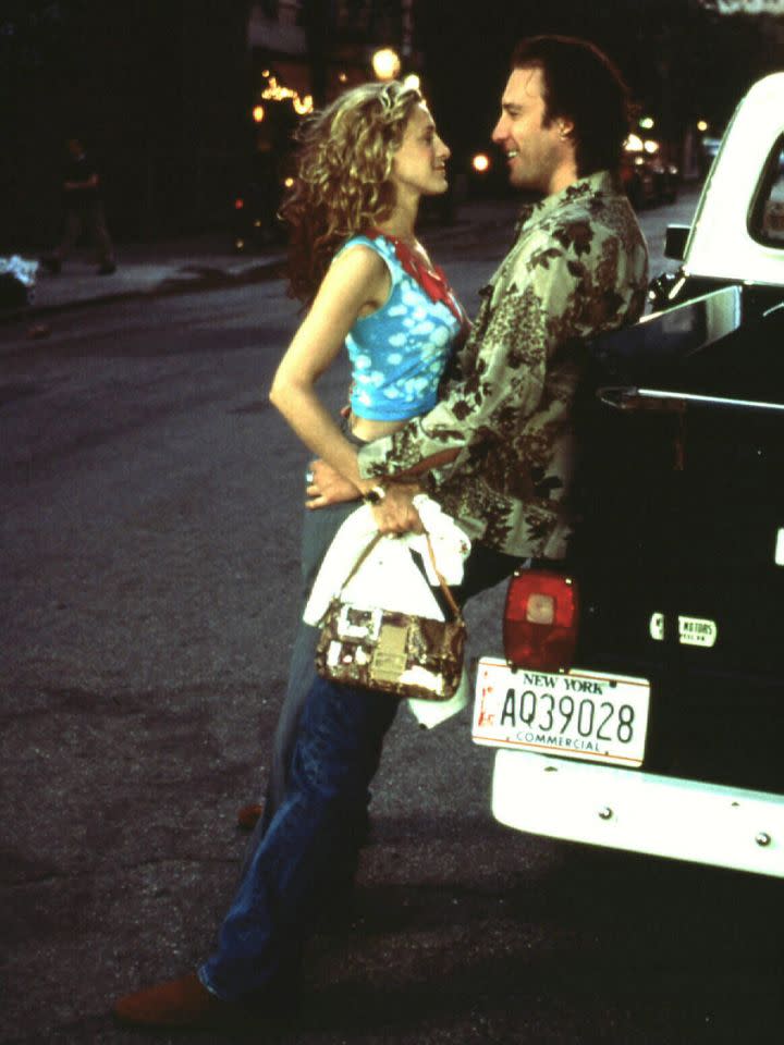 Mit der Baguette Bag von Fendi wickelte Serienfigur Carrie Bradshaw nicht nur Aidan Shaw um den Finger, sondern auch Fashionistas auf der ganzen Welt. (Bild: HBO)