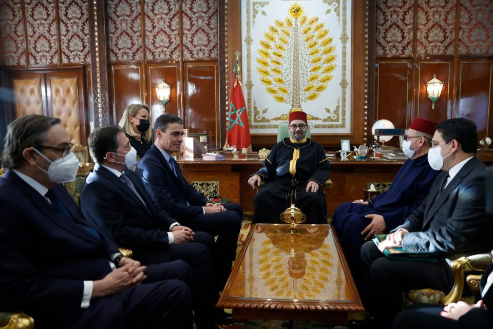 Pedro Sánchez junto al rey marroquí en abril de 2022. (Photo by Moroccan Royal Court/Handout/Anadolu Agency via Getty Images)