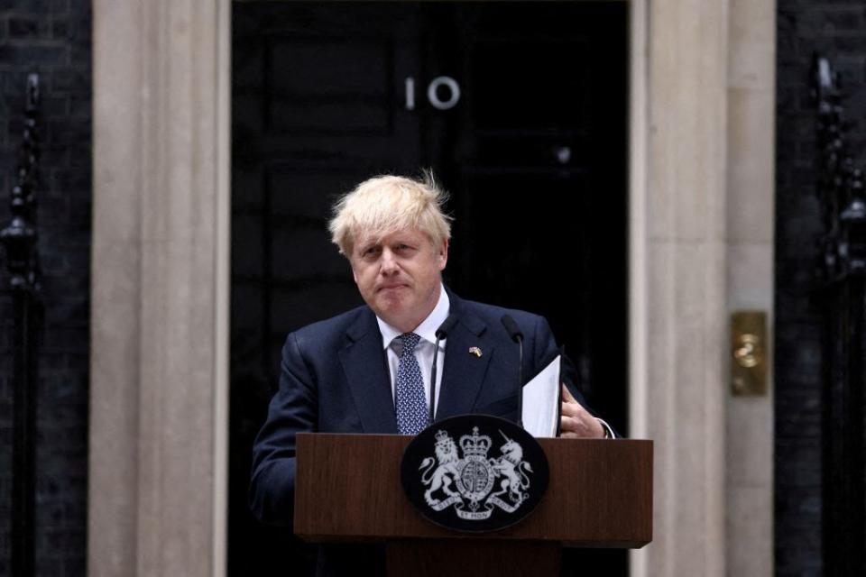 英國首相特拉斯辭去執政黨保守黨黨魁一職，民調顯示，繼任人選前首相強生的支持度最高。（路透檔案照）