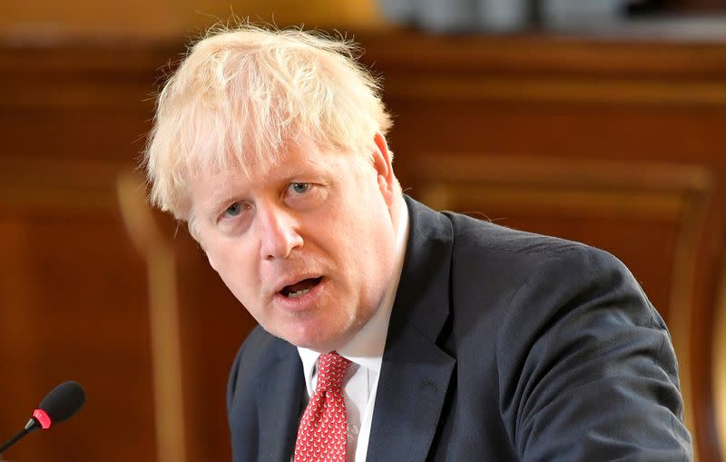 FOTO DE ARCHIVO: El primer ministro británico Boris Johnson habla durante una reunión del gabinete de ministros en la Foreign and Commonwealth Office (FCO) en Londres