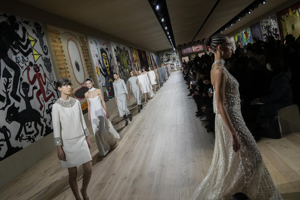 Modelos presentan creaciones de la colección primavera verano 2022 de Dior en París, el 24 de enero de 2022. (Foto AP/Michel Euler)