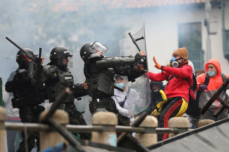 FOTO DE ARCHIVO. Manifestantes chocan con miembros de las fuerzas de seguridad durante una protesta contra la reforma tributaria del gobierno del presidente Iván Duque en Bogotá, Colombia