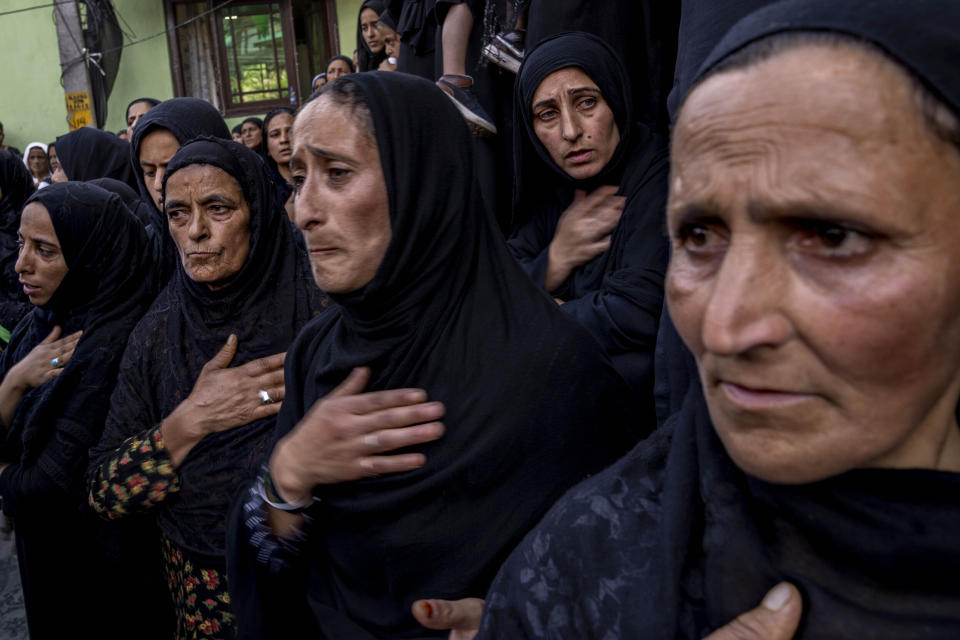 Mujeres musulmanas chiíes de Cachemira se lamentan durante una procesión por el Muharram el 8 de agosto de 2022, en el lago Dal, cerca de Srinagar, en la Cachemira controlada por la India. El Muharram es un mes de duelo en conmemoración del martirio del imán Hussein, nieto del profeta Mahoma. (AP Foto/Dar Yasin)