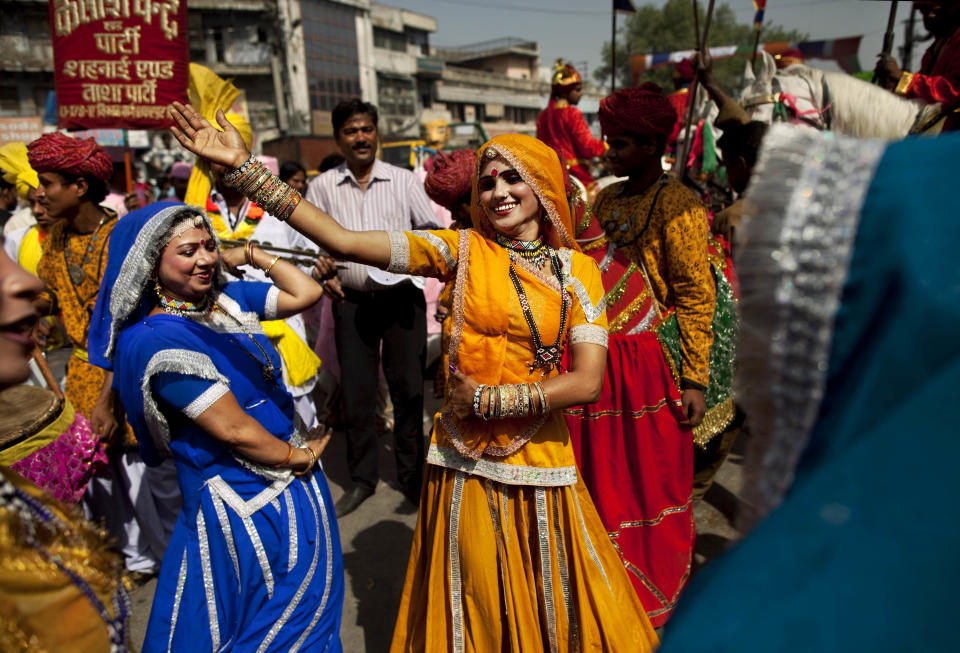 Indian women perform a traditional dance as they take part in a procession for Mahavir Jayanti, in New Delhi, India,Thursday, April 5, 2012.&nbsp;