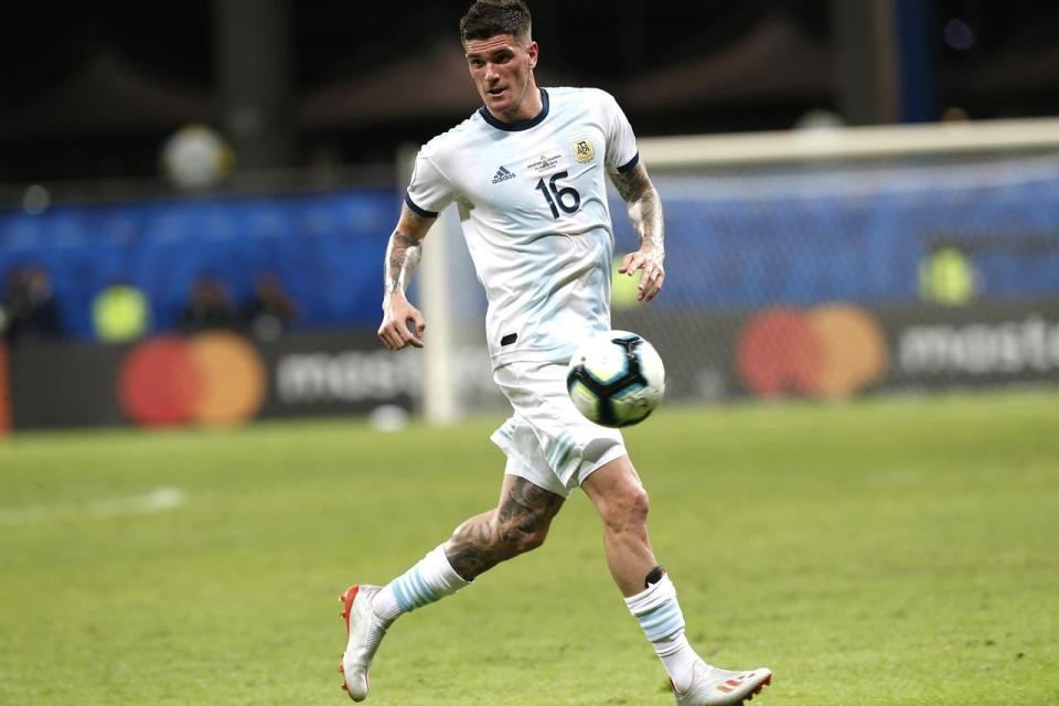 Rodrigo De Paul se superpuso con Leandro Paredes; el doble 5 de la selección es uno de los puntos a corregir en el funcionamiento colectivo