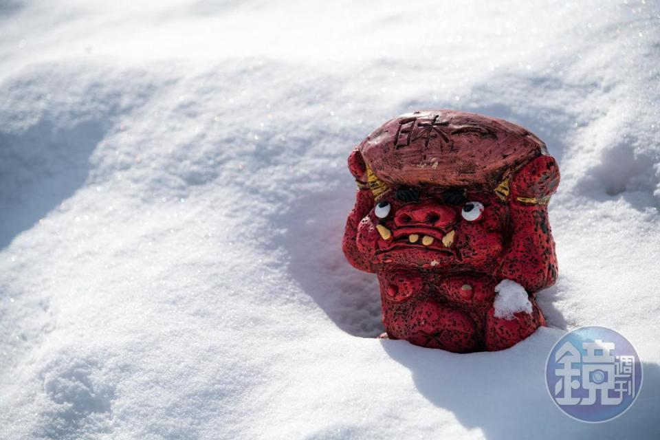 雪地裡的除魔鬼，造型不恐怖反而很可愛。