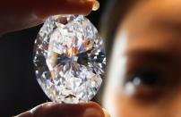 <p>El diamante perfecto más grande de color transparente y forma ovalada, de tipo IIa, se vendió en 2013 en una subasta en Sotheby’s, en Nueva York, y alcanzó el precio de 25 millones de dólares. Se trata del diamante más grande que se ha vendido en una subasta. (Peter Macdiarmid/Getty Images) </p>